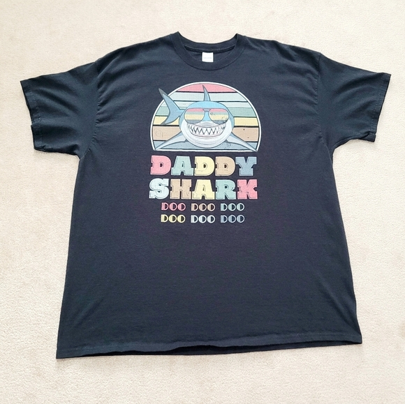 BABY SHARK Men's Daddy Shark Doo Doo Doo T-shirt BLACK 100% Cotton Size 2XL - Picture 1 of 9